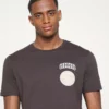 Pier One Uomo GRAPHIC T-SHIRT - T-shirt Basic - Brown 18 Pier One Uomo GRAPHIC T-SHIRT - T-shirt Basic - Brown -Offerta Economica Pier One 949c41f98b2b43259d742e8a12b2c022