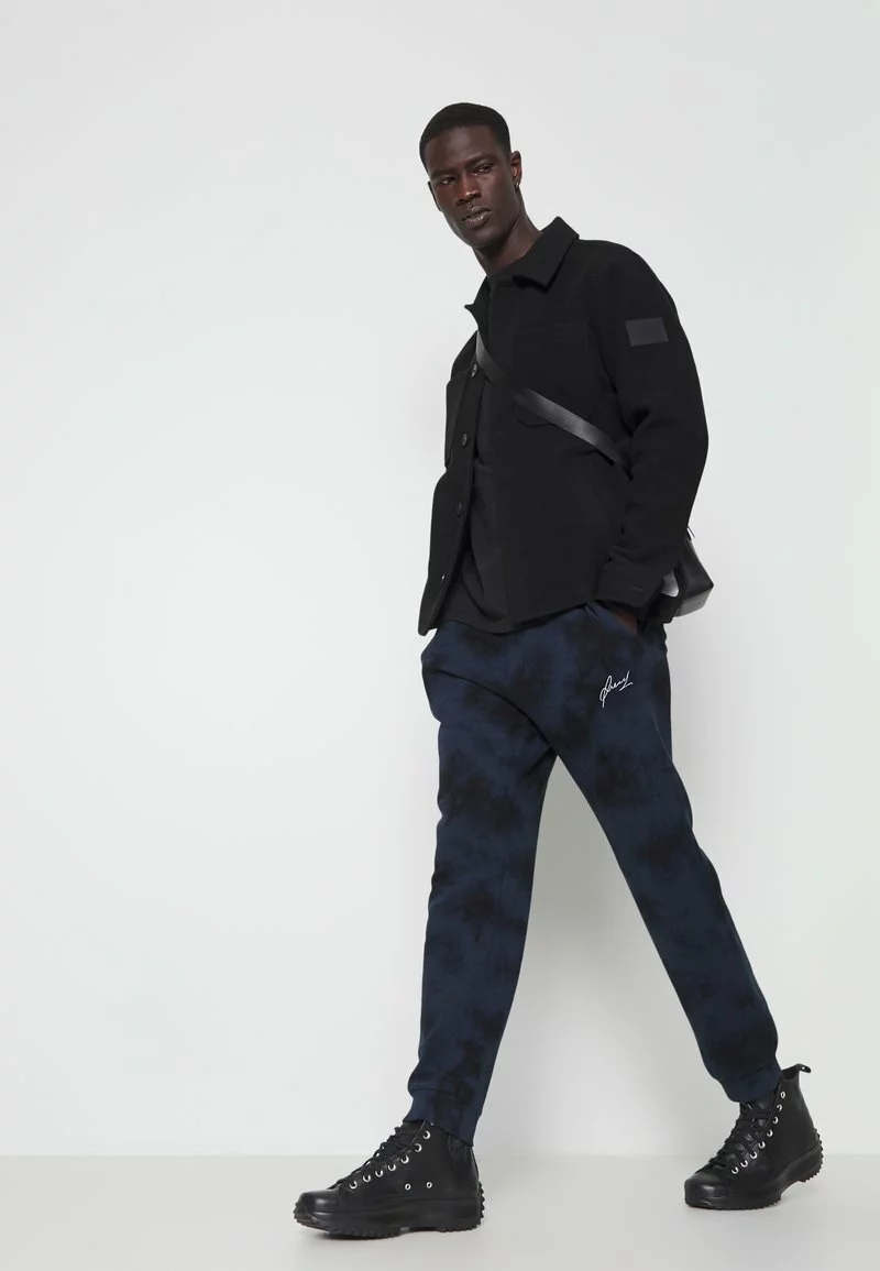 Pier One Uomo TIE DYE JOGGER - Pantaloni Sportivi - Dark Blue- Black 6 Pier One Uomo TIE DYE JOGGER - Pantaloni Sportivi - Dark Blue- Black - immagine 4