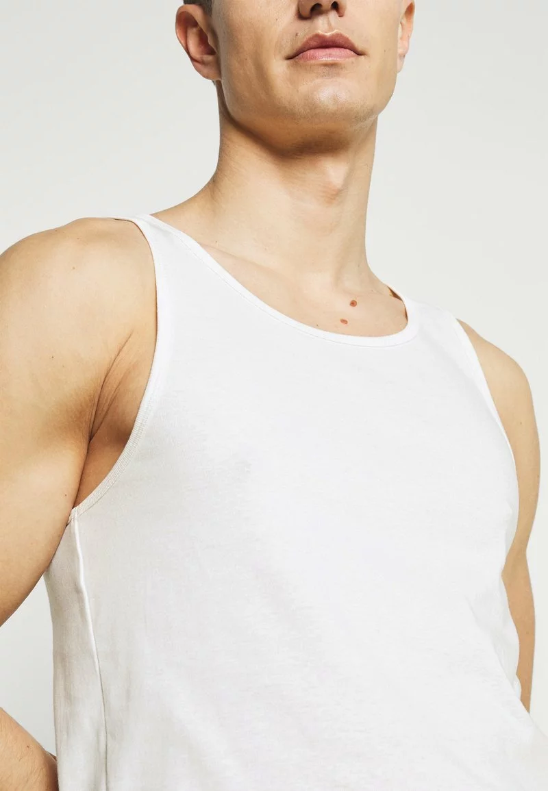 Pier One Uomo 3 PACK - Maglietta Intima - Dark Blue/bordeaux/off-white 7 Pier One Uomo 3 PACK - Maglietta Intima - Dark Blue/bordeaux/off-white - immagine 5