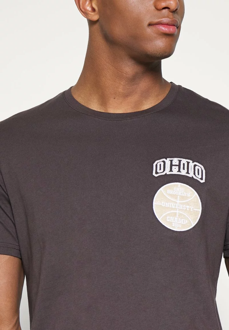 Pier One Uomo GRAPHIC T-SHIRT - T-shirt Basic - Brown 11 Pier One Uomo GRAPHIC T-SHIRT - T-shirt Basic - Brown - immagine 9