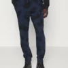 Pier One Uomo TIE DYE JOGGER - Pantaloni Sportivi - Dark Blue- Black -Offerta Economica Pier One f7a0a5c141864aaf95d48c9b9d15514d