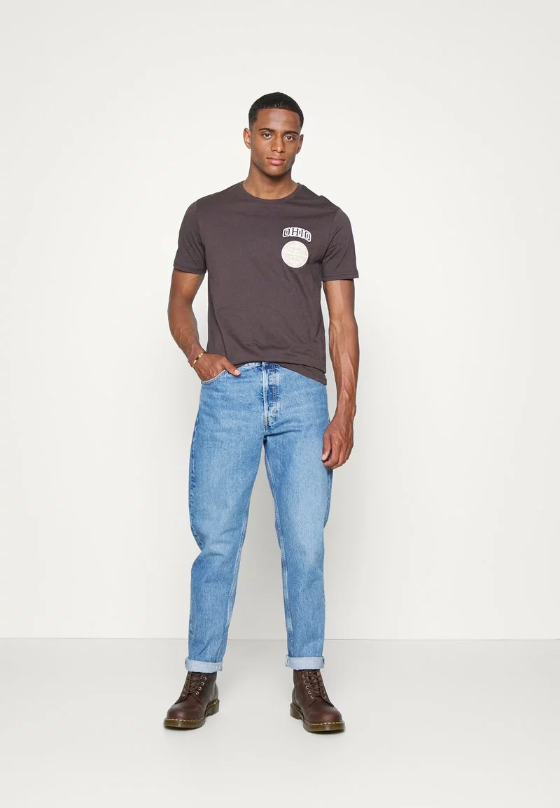 Pier One Uomo GRAPHIC T-SHIRT - T-shirt Basic - Brown 4 Pier One Uomo GRAPHIC T-SHIRT - T-shirt Basic - Brown - immagine 2