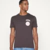 Pier One Uomo GRAPHIC T-SHIRT - T-shirt Basic - Brown 17 Pier One Uomo GRAPHIC T-SHIRT - T-shirt Basic - Brown -Offerta Economica Pier One faf76b6f6b694acbabf318c593c577bf